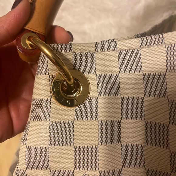 Louis Vuitton Artsy MM bag. Barely used!! - Picture 10 of 17